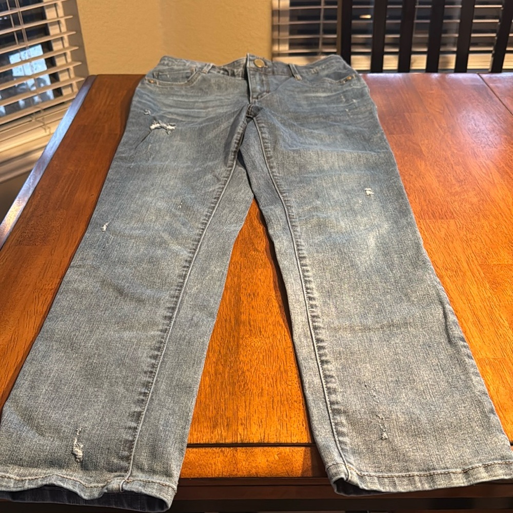Democracy women’s jeans size 6 
26 1/2 inch inseam
Stretchy waist band!!!